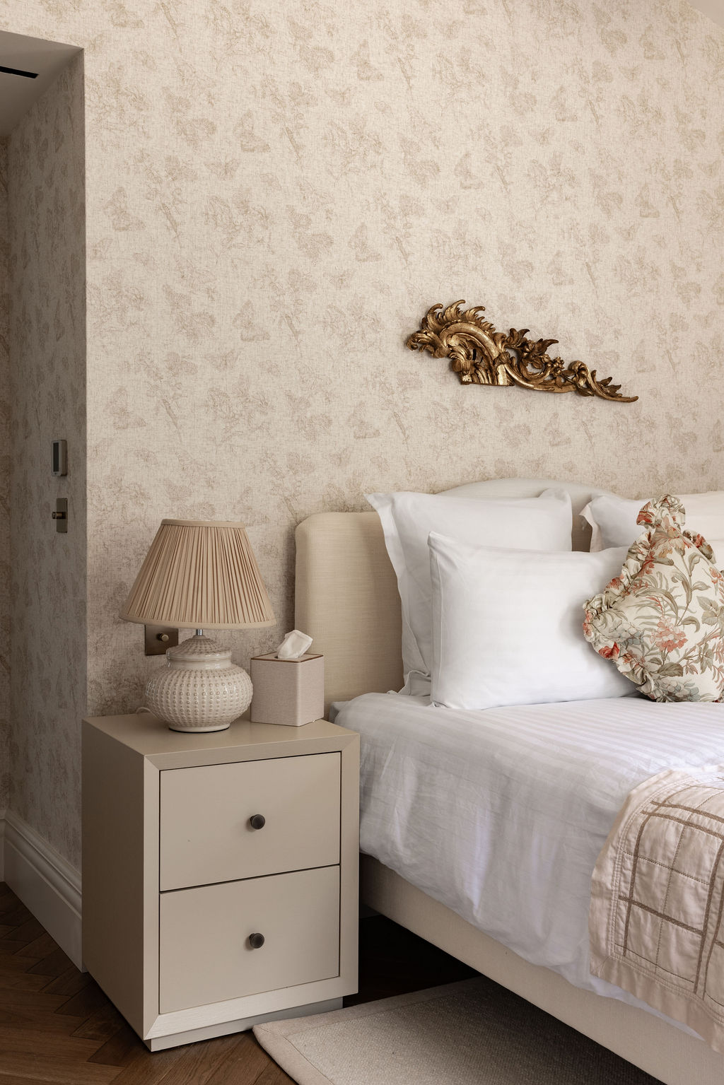 Olive D’Or — Bedroom detail with gilt relief